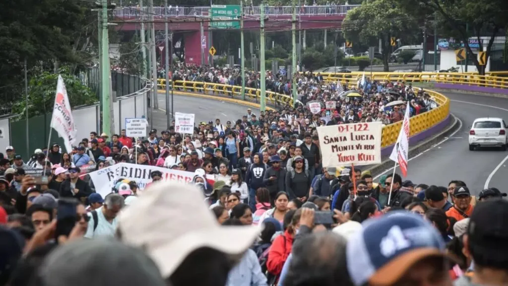 Integrantes de la CNTE participan en movilizaciones para exigir mejoras laborales y cambios en el sistema de pensiones