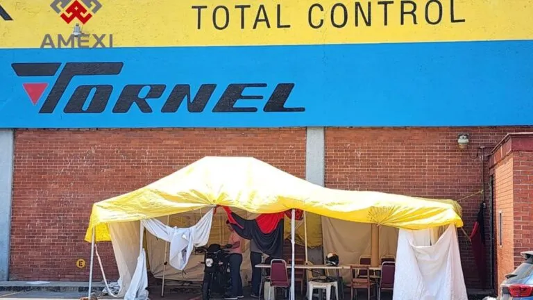 Trabajadores de JK Tornel revisan propuesta salarial para resolver huelga laboral en México