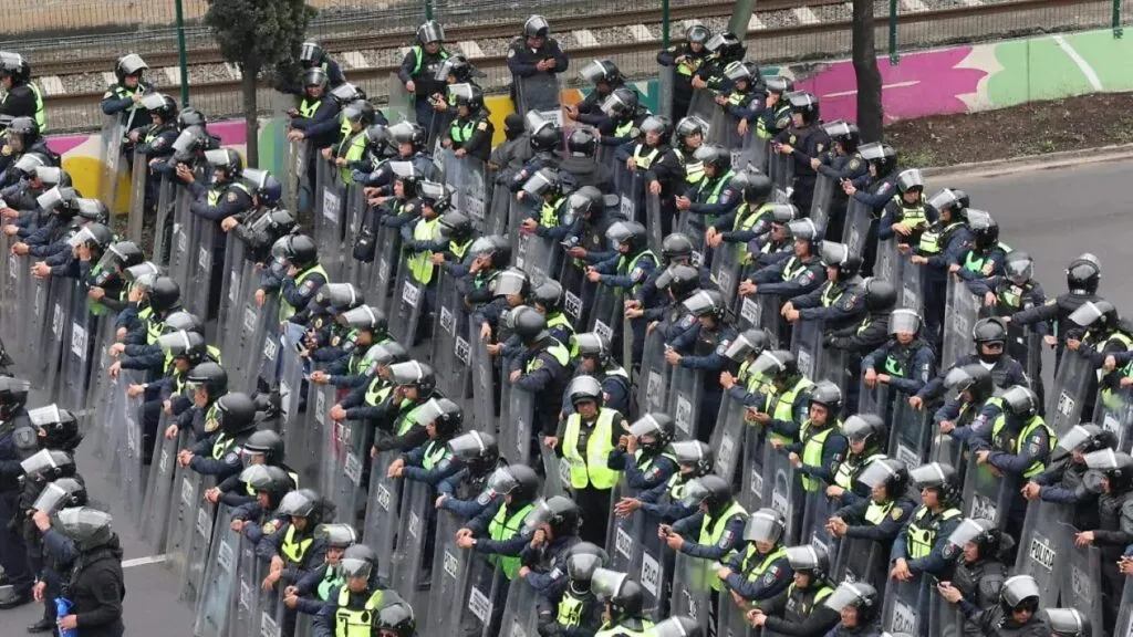 Integrantes de la CNTE durante una movilización con presencia policial en Ciudad de México