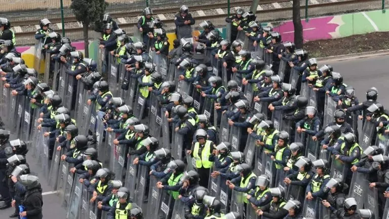 Integrantes de la CNTE durante una movilización con presencia policial en Ciudad de México