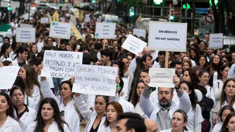 Profesionales de la salud participan en huelga médica contra la reforma laboral sanitaria en España