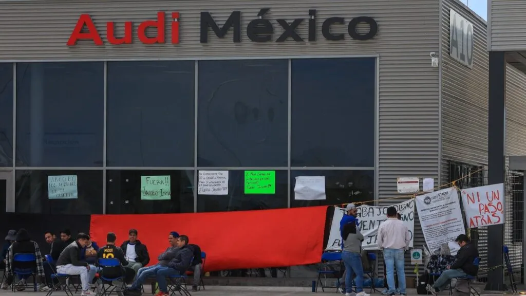 Representantes del Sitaudi participan en negociaciones laborales con Audi México para definir un aumento salarial