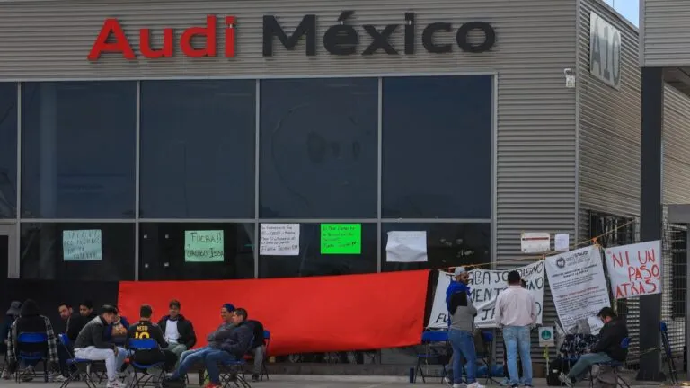 Representantes del Sitaudi participan en negociaciones laborales con Audi México para definir un aumento salarial