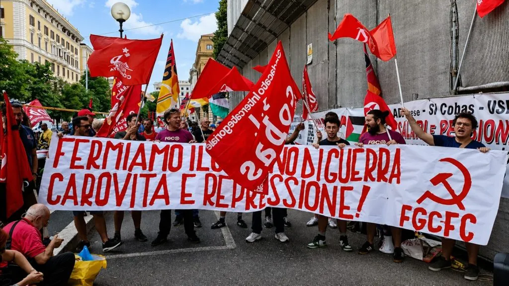 Manifestación de trabajadores durante huelga nacional en Italia contra austeridad y recortes sociales