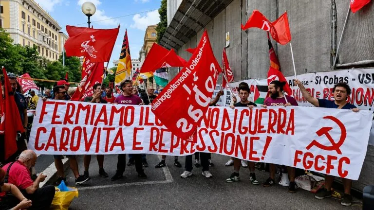 Manifestación de trabajadores durante huelga nacional en Italia contra austeridad y recortes sociales