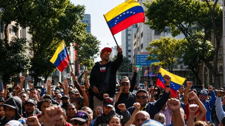Manifestantes reclaman elecciones y mejores condiciones laborales en Venezuela durante una protesta en Caracas