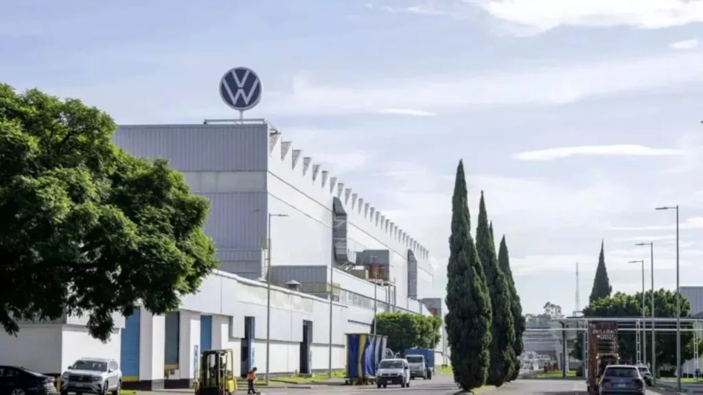 Trabajadores durante paro productivo informado por Sitiavw en la planta Volkswagen de Puebla