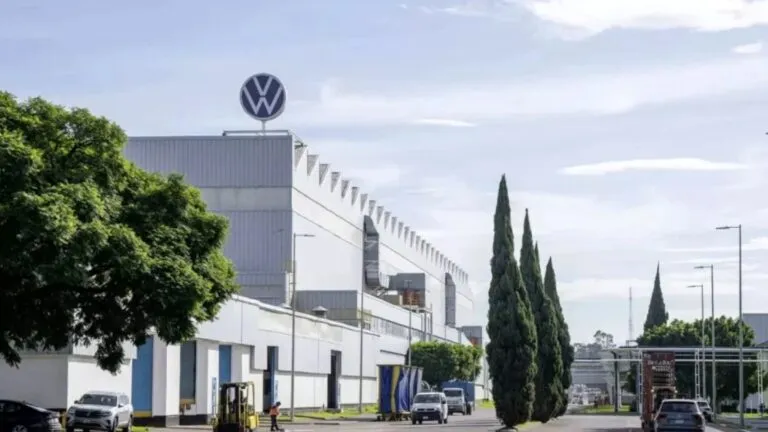 Trabajadores durante paro productivo informado por Sitiavw en la planta Volkswagen de Puebla