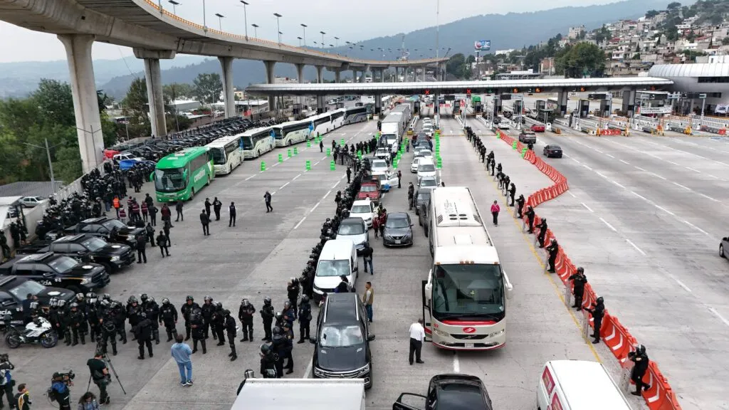 Familiares y estudiantes vinculados a Ayotzinapa durante una revisión de seguridad en el acceso a Ciudad de México