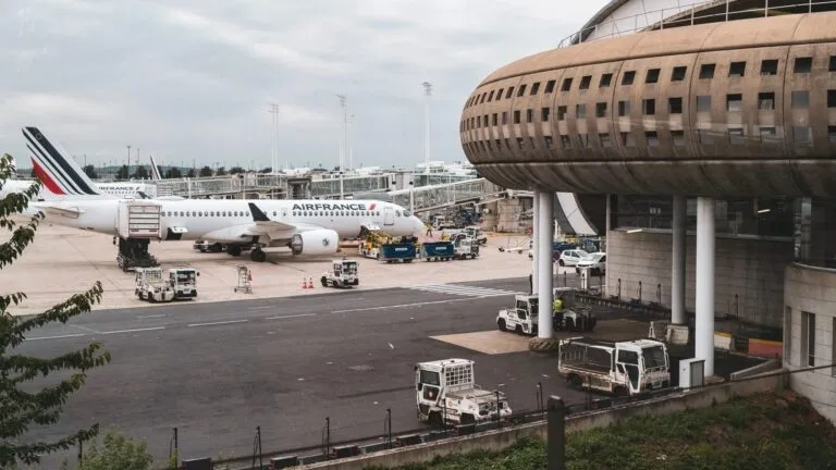 Trabajadores aeroportuarios protestan en París por cambios en las autorizaciones de seguridad laboral