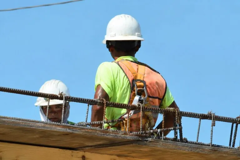Trabajadores de construcción en Coahuila modifican horarios laborales por calor extremo para proteger su salud.