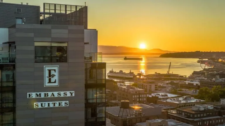 Trabajadores de un hotel Hilton en Seattle exigen mejoras salariales, cobertura médica y estabilidad laboral durante una huelga