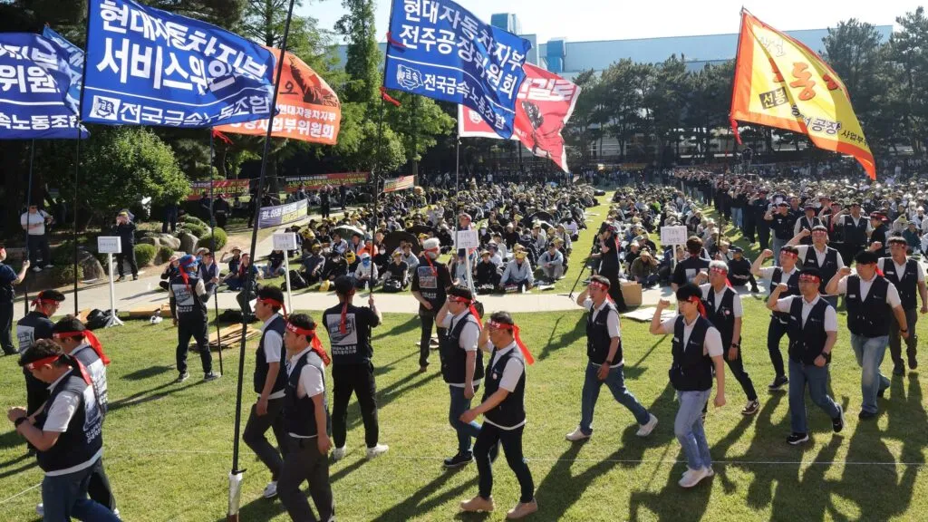Trabajadores de Hyundai en Corea del Sur aprueban posible huelga por bonos y mejores condiciones laborales