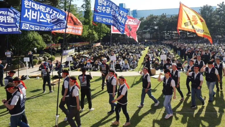 Trabajadores de Hyundai en Corea del Sur aprueban posible huelga por bonos y mejores condiciones laborales
