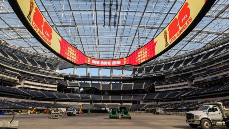 Trabajadores sindicalizados reclaman mejoras laborales cerca del SoFi Stadium antes del Mundial