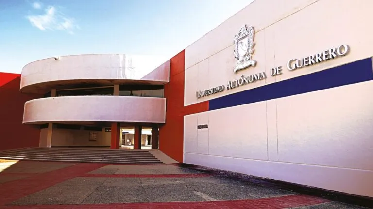 Trabajadores académicos exigen reconocimiento formal del SITAUAG frente a la rectoría de la UAGro
