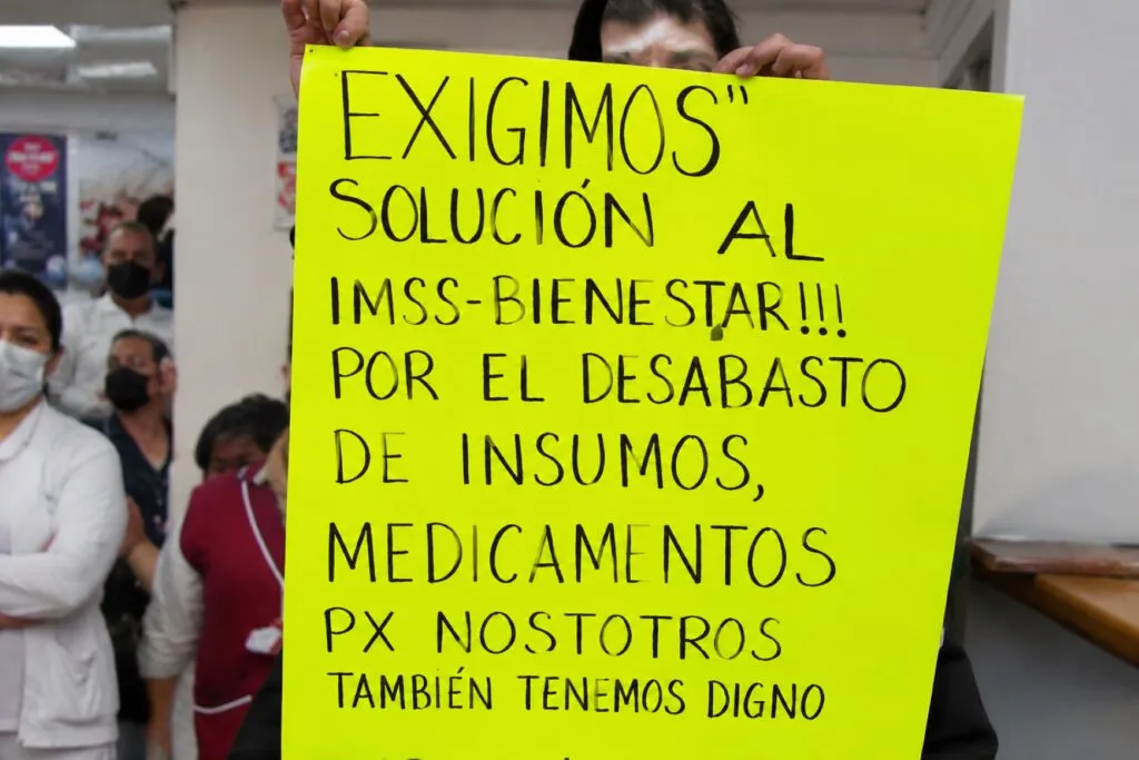 Trabajadores del Hospital General de Oaxaca durante la crisis hospitalaria por desabasto e infraestructura deficiente.