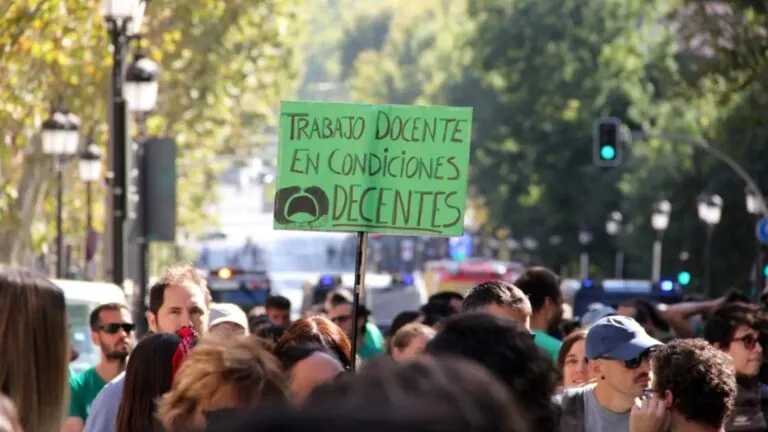 Huelga de docentes pone en riesgo el inicio del ciclo escolar en Cataluña.