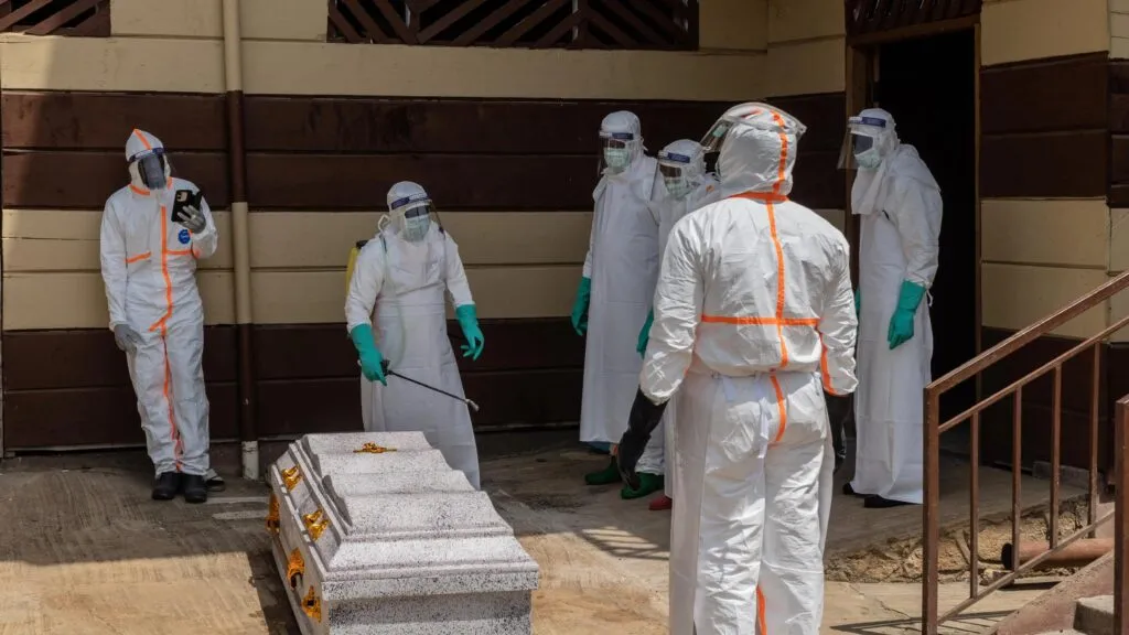 Brote de ébola en Congo enfrenta riesgo por posible huelga sanitaria.