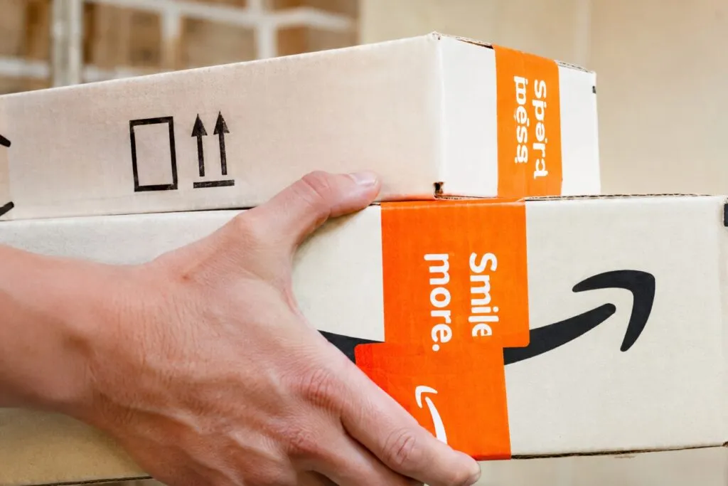 Amazon IA trabajadores durante operaciones en un almacén con sistemas automatizados y supervisión logística.