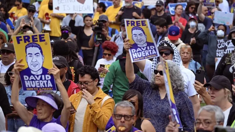 Líder sindical podría quedar libre de cargos tras protesta en California.
