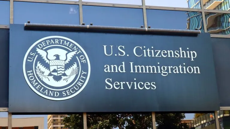 Líderes sindicales piden agilizar las renovaciones del programa DACA.