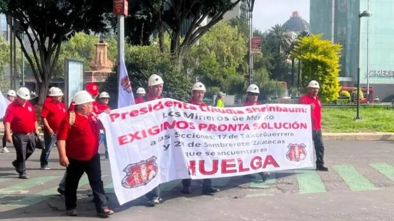 Mineros participan en una marcha para exigir solución a huelgas históricas.