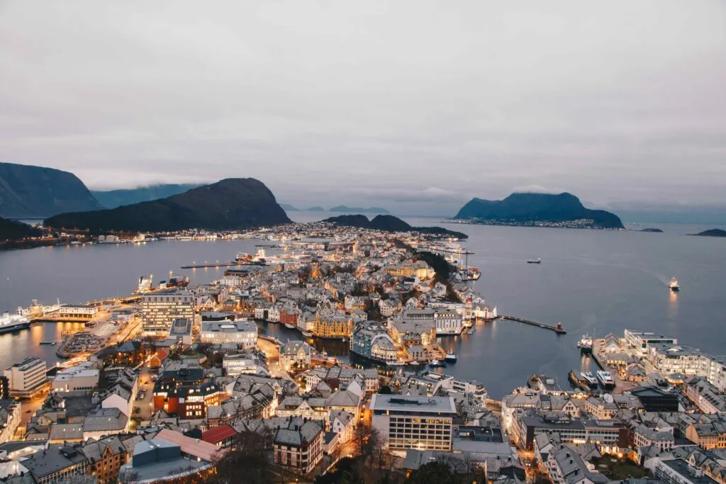 Trabajar en Noruega con alojamiento, empleo en resort de lujo y salario de hasta 2.550 euros para personal extranjero.