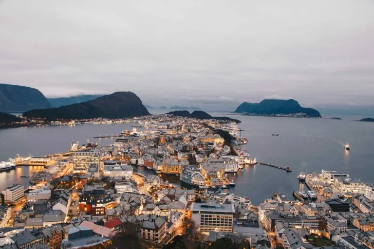 Trabajar en Noruega con alojamiento, empleo en resort de lujo y salario de hasta 2.550 euros para personal extranjero.