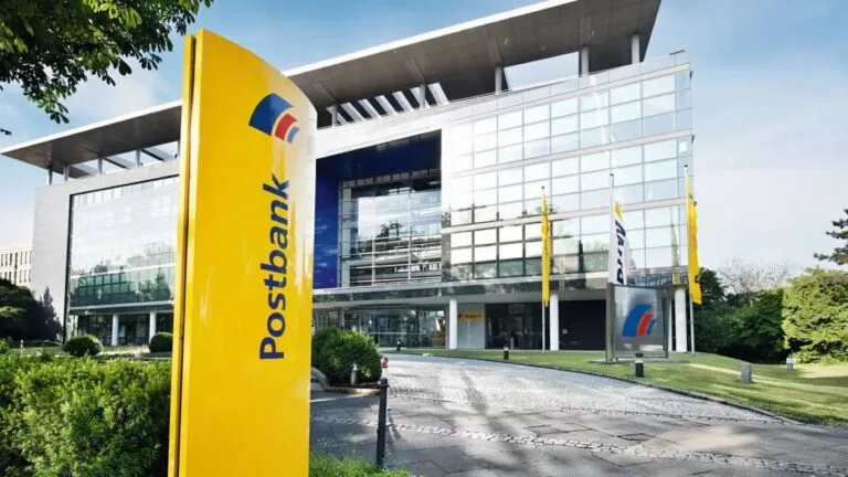 Postbank alcanza un acuerdo salarial que evita una huelga en Alemania.