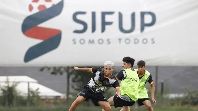 Sindicatos del fútbol alertan sobre la situación migratoria de jugadores extranjeros en Chile.