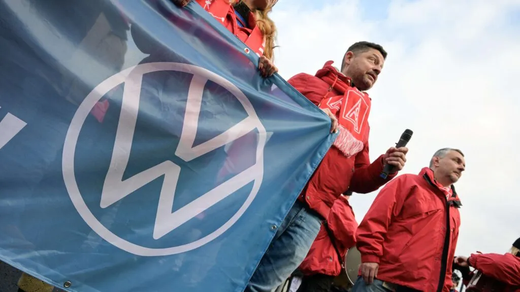Sindicatos rechazan el plan de reestructuración de Volkswagen con despidos y cierres de plantas.