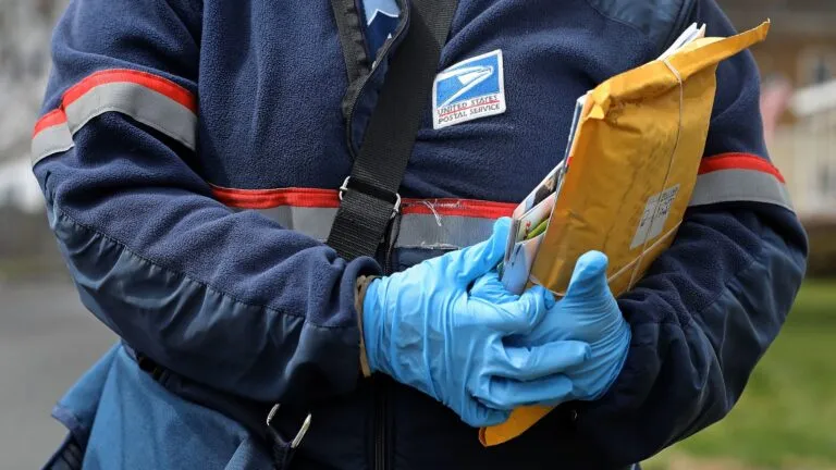 Trabajadores del servicio postal protestan para exigir mayor financiamiento.