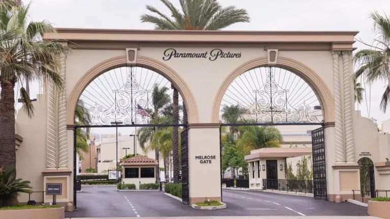 Sindicato de guionistas impugna la fusión entre Paramount y Warner.