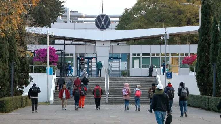 Sindicato de Volkswagen prepara un posible estallamiento de huelga en Puebla.