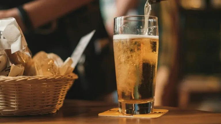 Debate sobre aranceles a la cerveza mexicana y el empleo en Estados Unidos.