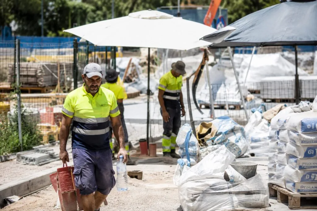 Protección frente al calor con trabajadores usando medidas preventivas ante altas temperaturas en España