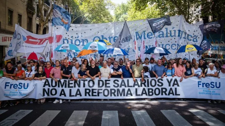 Sindicatos protestan en Argentina contra las políticas económicas del Gobierno de Javier Milei.