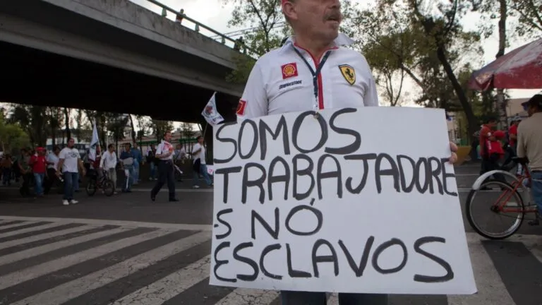 Jornada laboral enfrenta críticas por propuestas de reforma en Chile.
