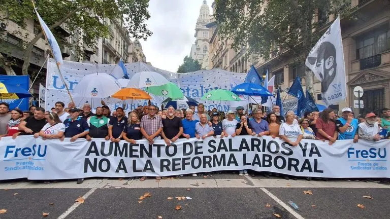 Sindicatos Unidos exigen un aumento del salario mínimo en Argentina.