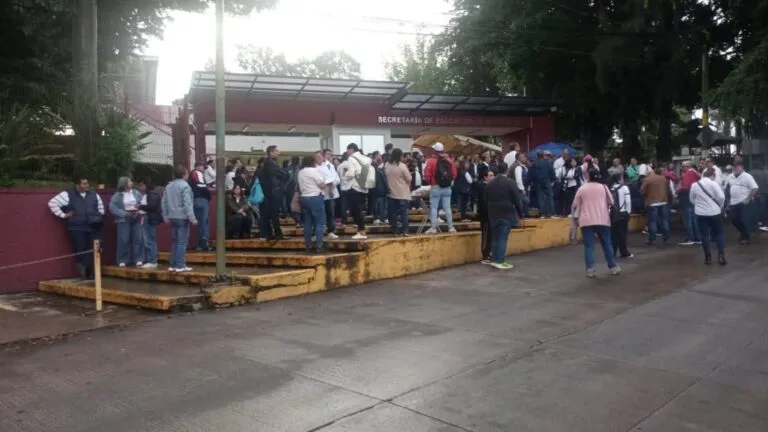 SNTE marcha en Veracruz para exigir atención a demandas laborales y educativas.