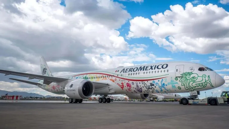 Sobrecargos de Aeroméxico continúan la revisión de su contrato colectivo.