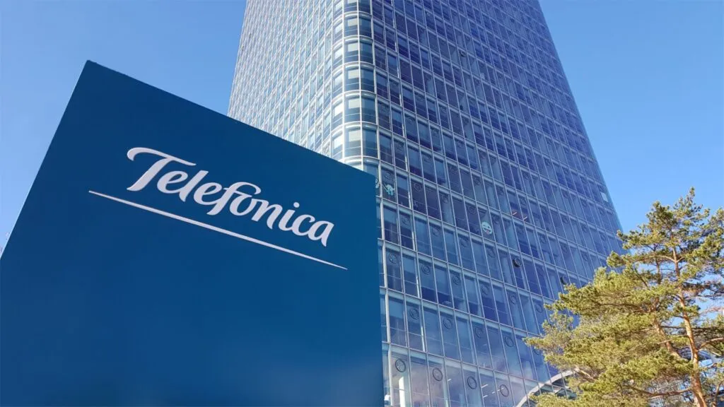 Telefónica implementa un plan de recorte de empleos y cierre de tiendas en Alemania.
