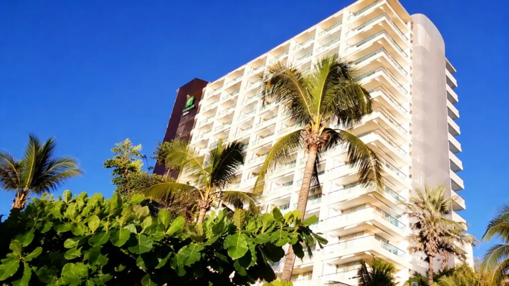 Recontratación en Holiday Inn con trabajadores manifestándose en Acapulco para recuperar sus empleos y defender su contrato colectivo.