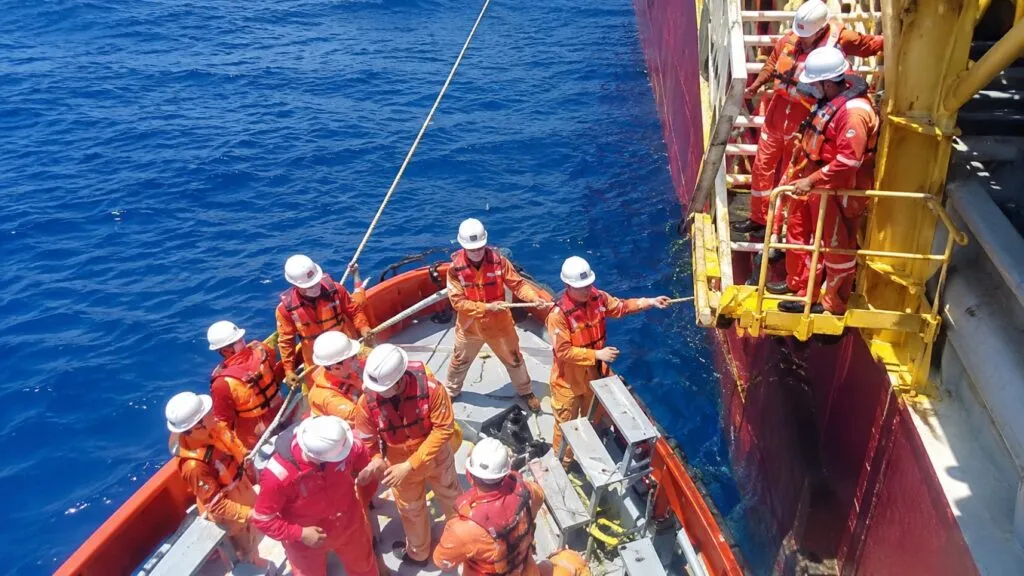 Jornada laboral marítima en Vietnam con nuevas reglas de descanso y seguridad para trabajadores del sector marítimo.
