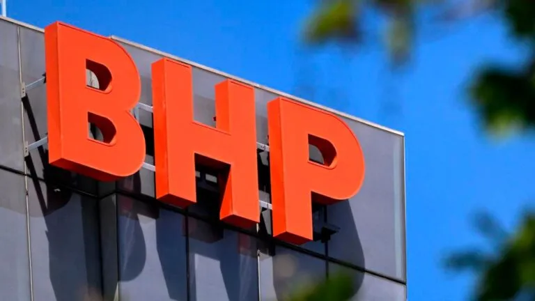 Trabajadores de BHP preparan una huelga en operaciones portuarias de Australia.
