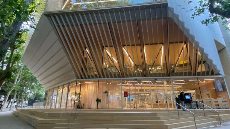 Bibliotecas de Barcelona mantienen una huelga por mejores condiciones laborales.
