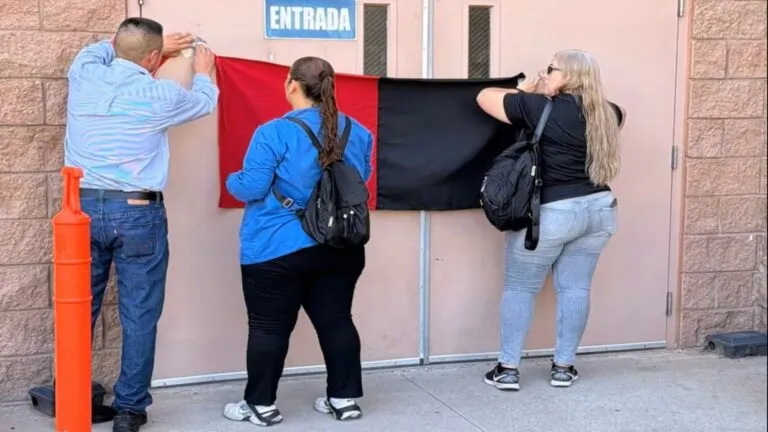 Trabajadores de Creation Technologies participan en una huelga por presuntas violaciones laborales.