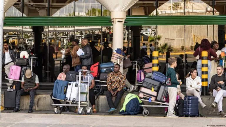 Huelga de trabajadores causa retrasos y cancelaciones de vuelos en Kenia.