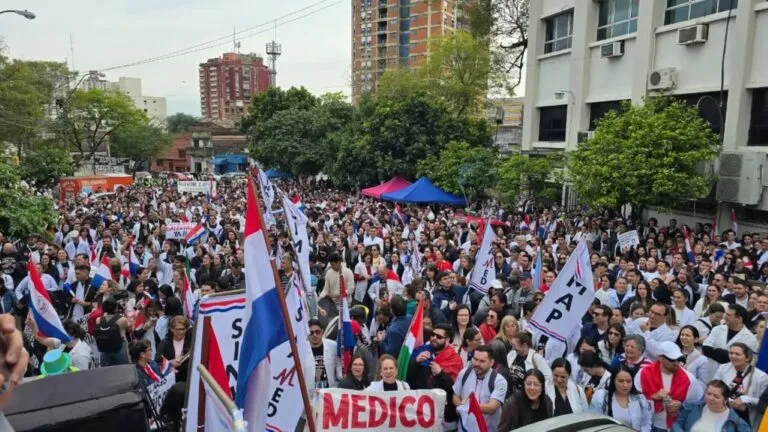 Médicos de Paraguay exigen mejores salarios, personal e insumos.